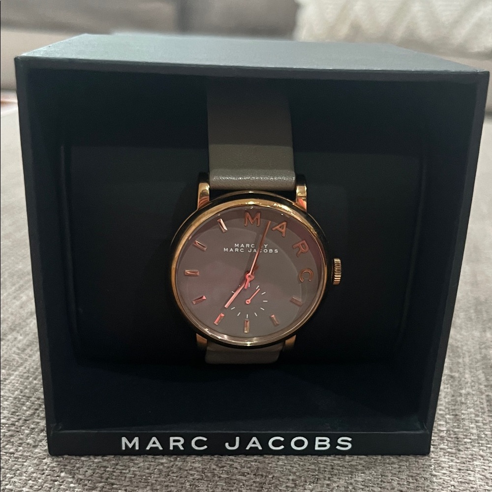 Marc Jacobs Gold and Gray Dial Watch - Picture 8 of 9